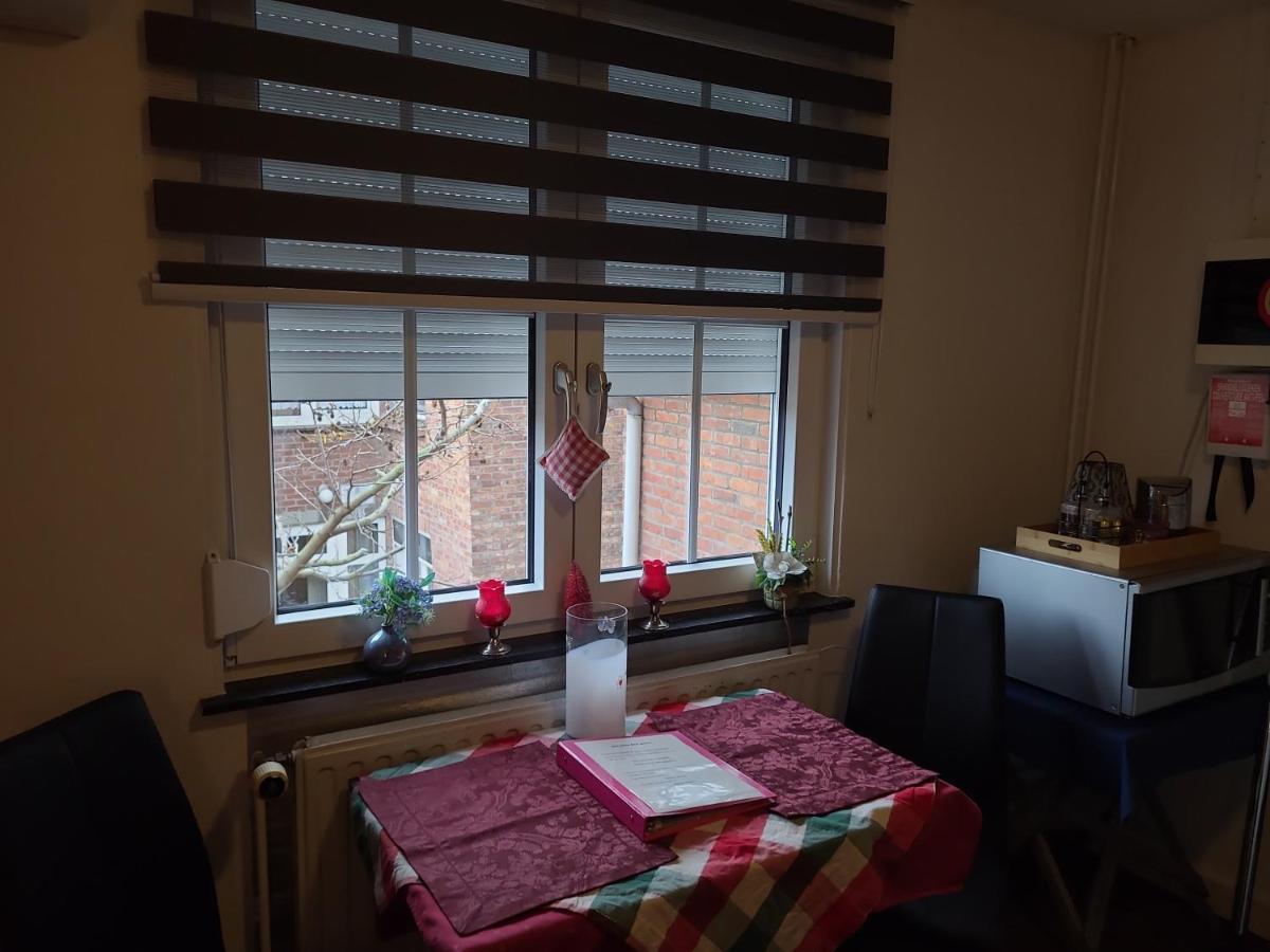 Ser's Orange Apartment